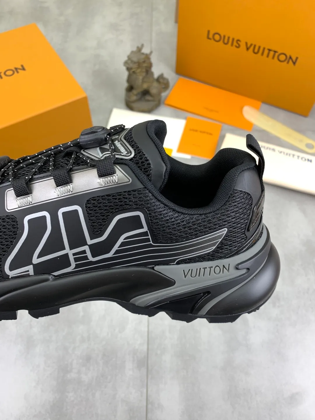 Men's Men's Shoes💰P740 New High Version LV Louis Vuitton L Jialu Brand Runner Tatic Series Thick Sole Casual Sports Shoes Running Shoes Original Purchase Development Production This LV Runner Tatic sports shoe combines technical materials such as mesh fabric and ribbons to interpret the inspiration of traditional mountaineering shoes. LV letters are written on one side, the lariat buckle of the quick lacing system is embellished with Monogram flowers and Louis Vuitton logos, and the light and wear-resistant rubber outsole completes the whole package. The delivery counter is beautifully packaged🛍📦 ▪️Fabrics: Original imported custom technical fabric + mesh ▪️Inner lining: Original customized breathable mesh ▪️Sole: Original open-molded anti-slip rubber combination material ▪️Sole thickness: 4CM ▪️Size: Men's 39-44 (38 45 (customized)